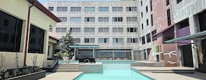 Ulkouima-allas avoinna 7.00–19.00, aurinkotuoleja