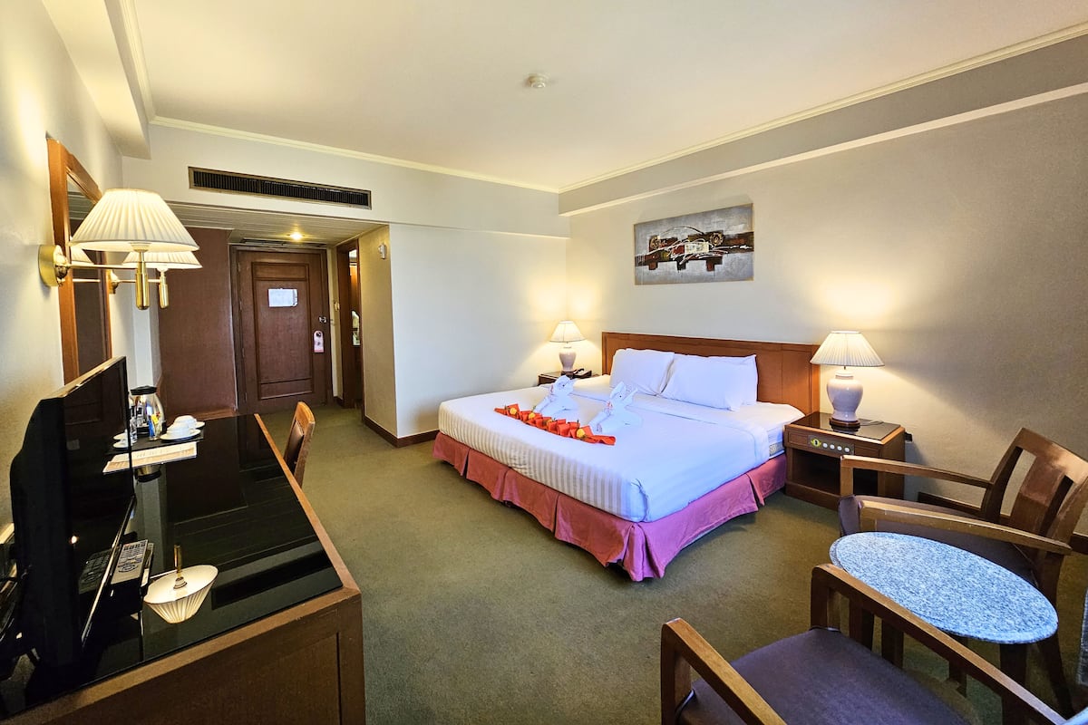 Deluxe Double Room | Bàn, màn/rèm cản sáng, truy cập Internet không dây miễn phí