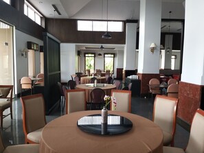 Breakfast, lunch and dinner served - Songphanburi Hotel (Suphan Buri)