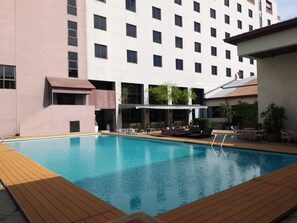 Outdoor pool, open 7:00 AM to 7:00 PM, pool loungers - Songphanburi Hotel (Suphan Buri)