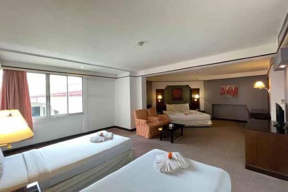 Desk, blackout drapes, free WiFi, bed sheets