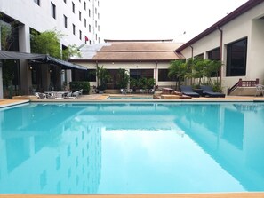 Outdoor pool, open 7:00 AM to 7:00 PM, pool loungers - Songphanburi Hotel (Suphan Buri)