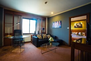 Suite | Living room | 32-inch flat-screen TV with digital channels, TV - Songphanburi Hotel (Suphan Buri)