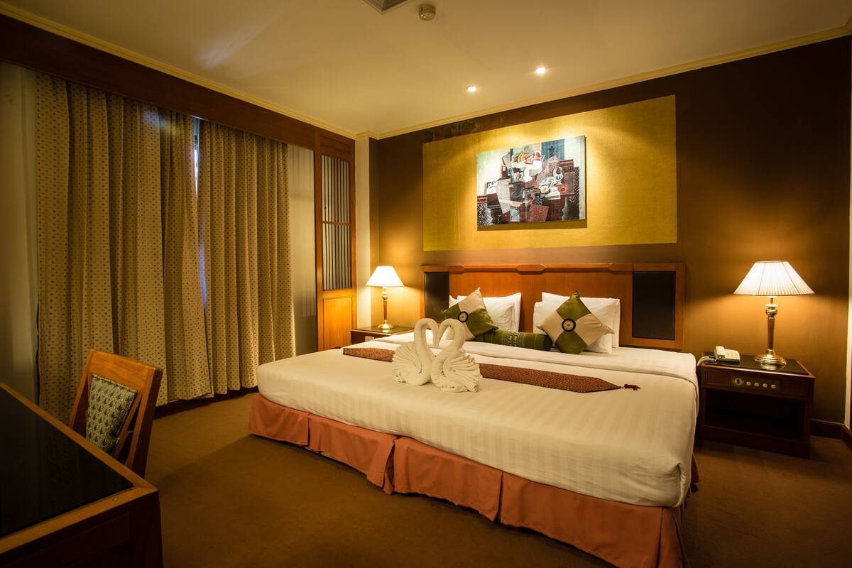 Suite | Desk, blackout drapes, WiFi (free), bed sheets