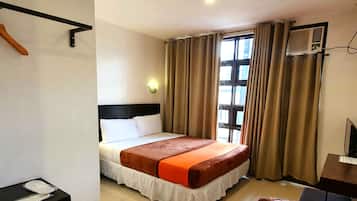 Escritorio, cortinas blackout, wifi gratis y ropa de cama
