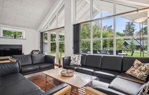 TV - Amazing home in Grenaa with kitchen (Grenaa)