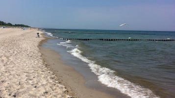 Vlak bij het strand, ligstoelen aan het strand