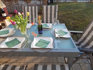 Outdoor dining - ***** Luxury FH "Seekiste" 38 ° C outdoor whirlpool, sauna, SKY, fireplace, 3 bedrooms, bed linen / towels (Göhren-Lebbin)