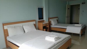 Basic Triple Room | Free WiFi - Sutharnlai Apartment (Suphan Buri)