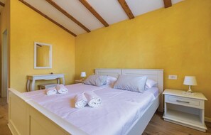 9 chambres, coffres-forts dans les chambres, lit parapluie