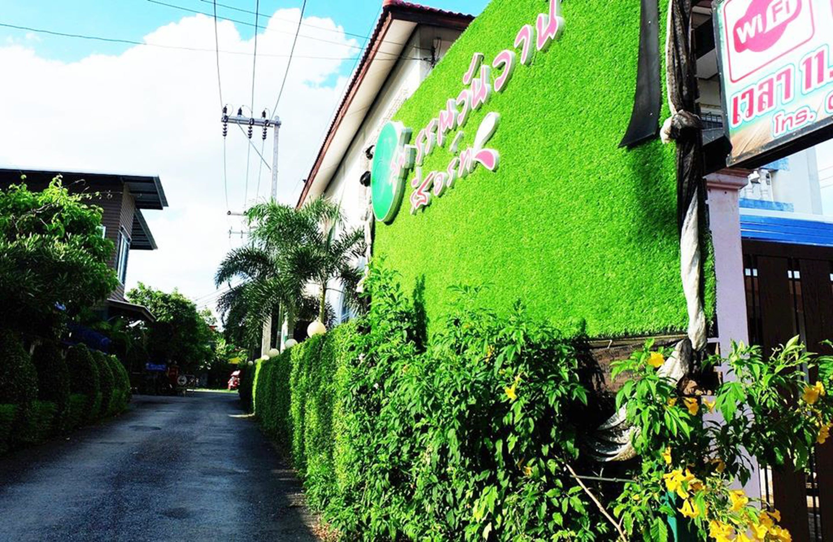 Un edificio con una pared verde y un letrero que dice 'WiFi' y '11.1'.