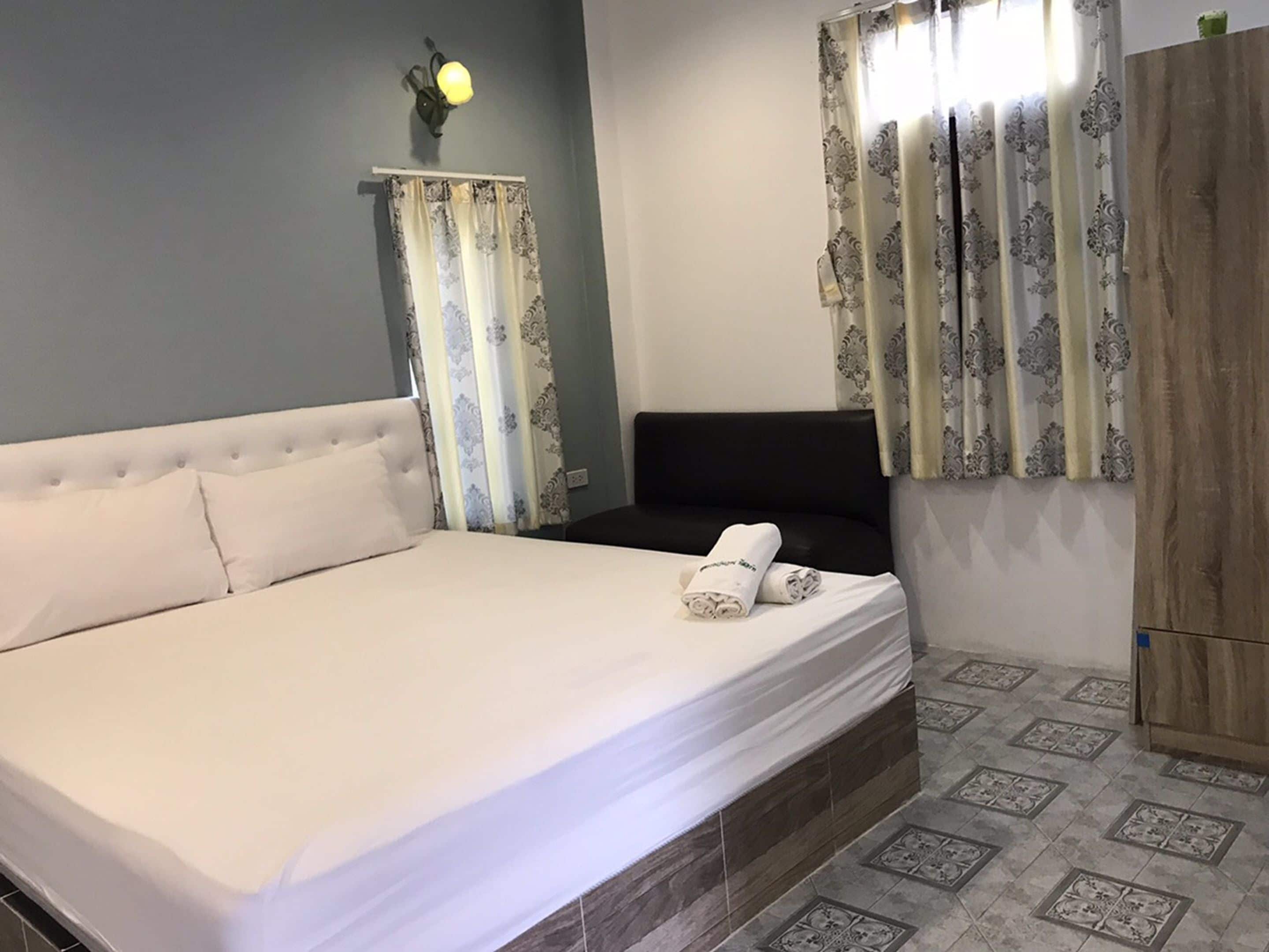 Hypo-allergenic bedding, individually decorated, free WiFi, bed sheets