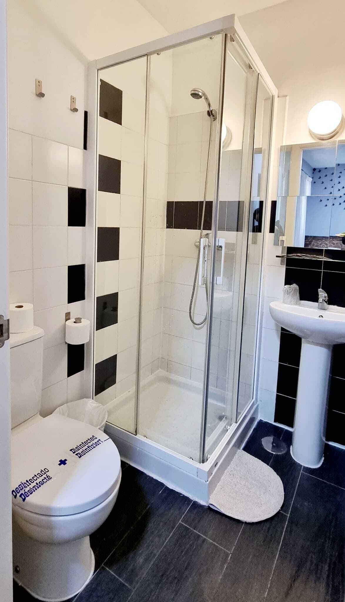 Trippelrum | Badrum | Dusch, gratis toalettartiklar, hårtork och handdukar