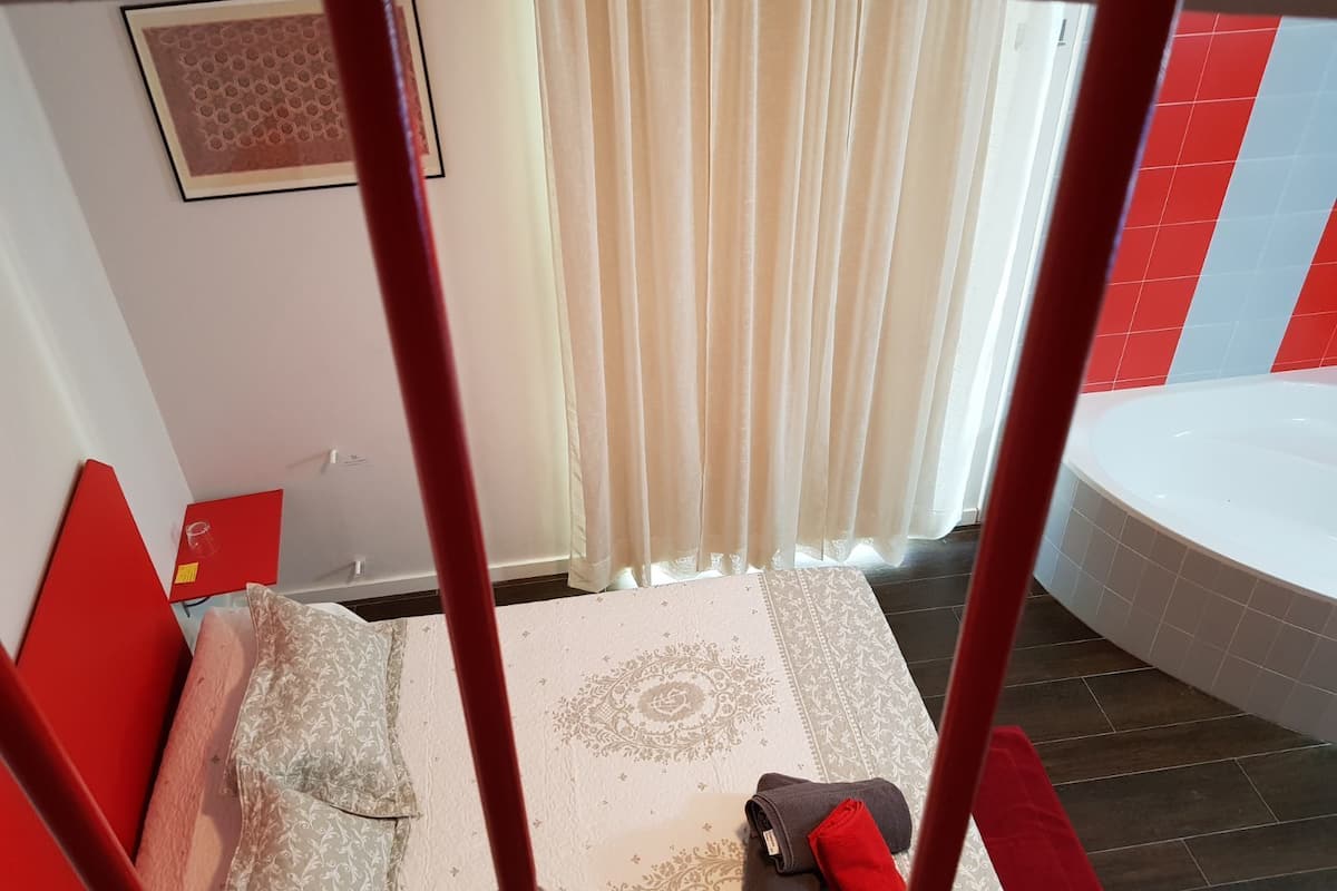 6 habitaciones, minibar, decoración personalizada y escritorio