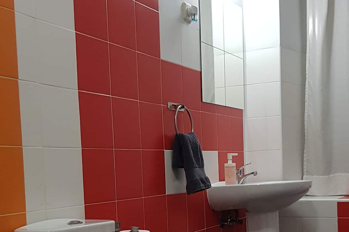 Ducha, artículos de tocador gratuitos, secador de pelo, toallas