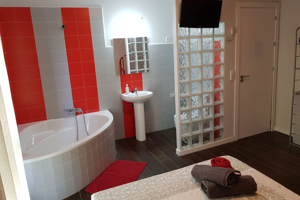 Ducha, artículos de tocador gratuitos, secador de pelo, toallas