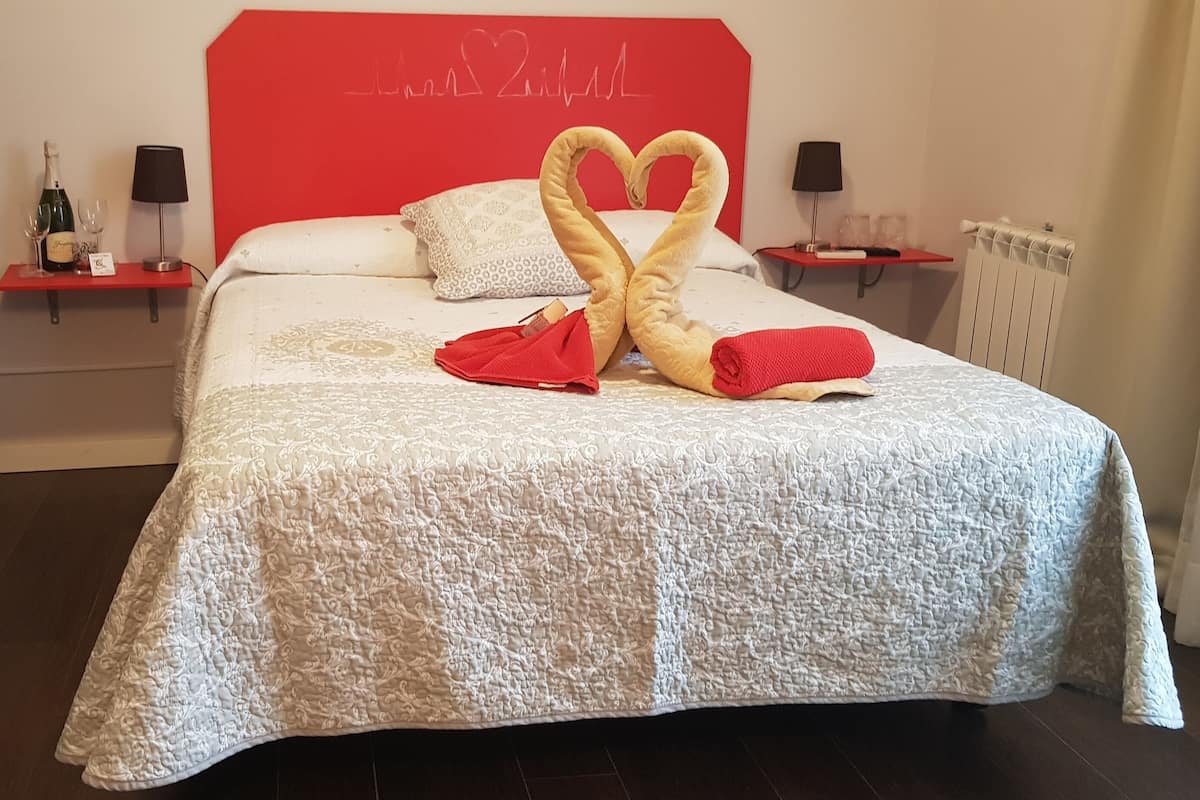 Deluxe-rum | 6 sovrum, minibar, individuell inredning och skrivbord