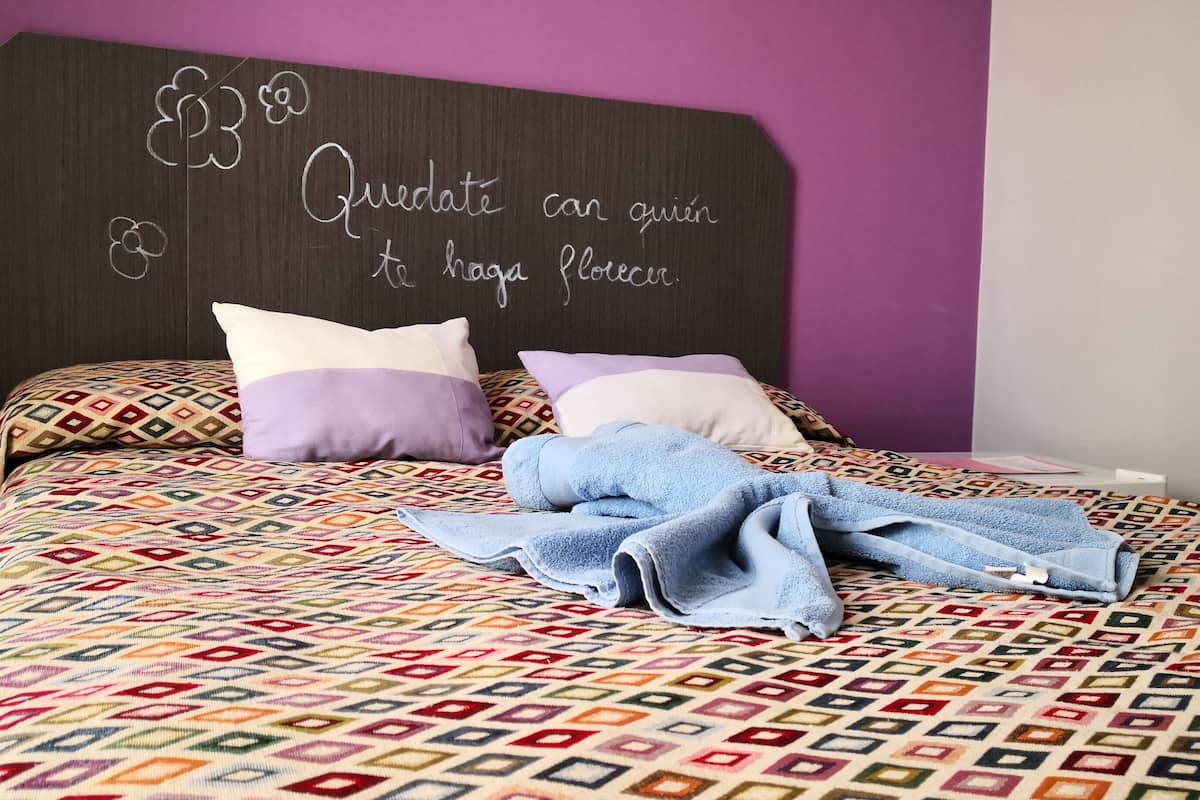 6 habitaciones, minibar, decoración personalizada y escritorio