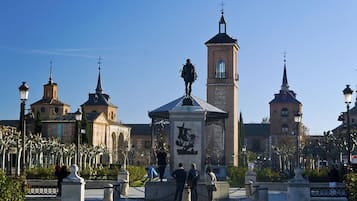 Una plaza con un monumento central, rodeada de edificios con cúpulas y torres.