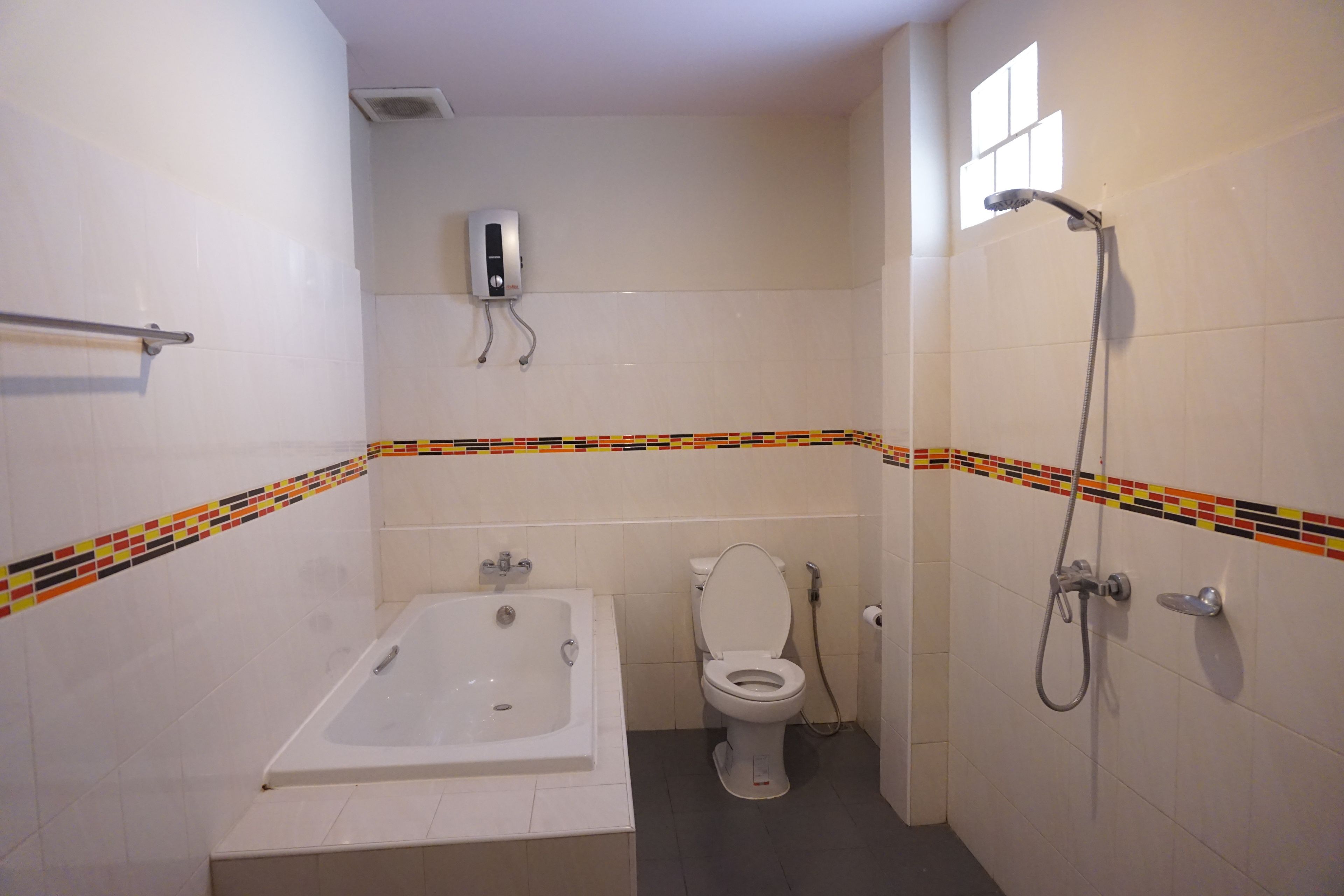 Superior Double Room | Bathroom | Combined shower/bathtub, deep-soaking bathtub, free toiletries, towels