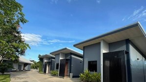 Un moderno conjunto residencial con un camino pavimentado que conduce a varias casas.