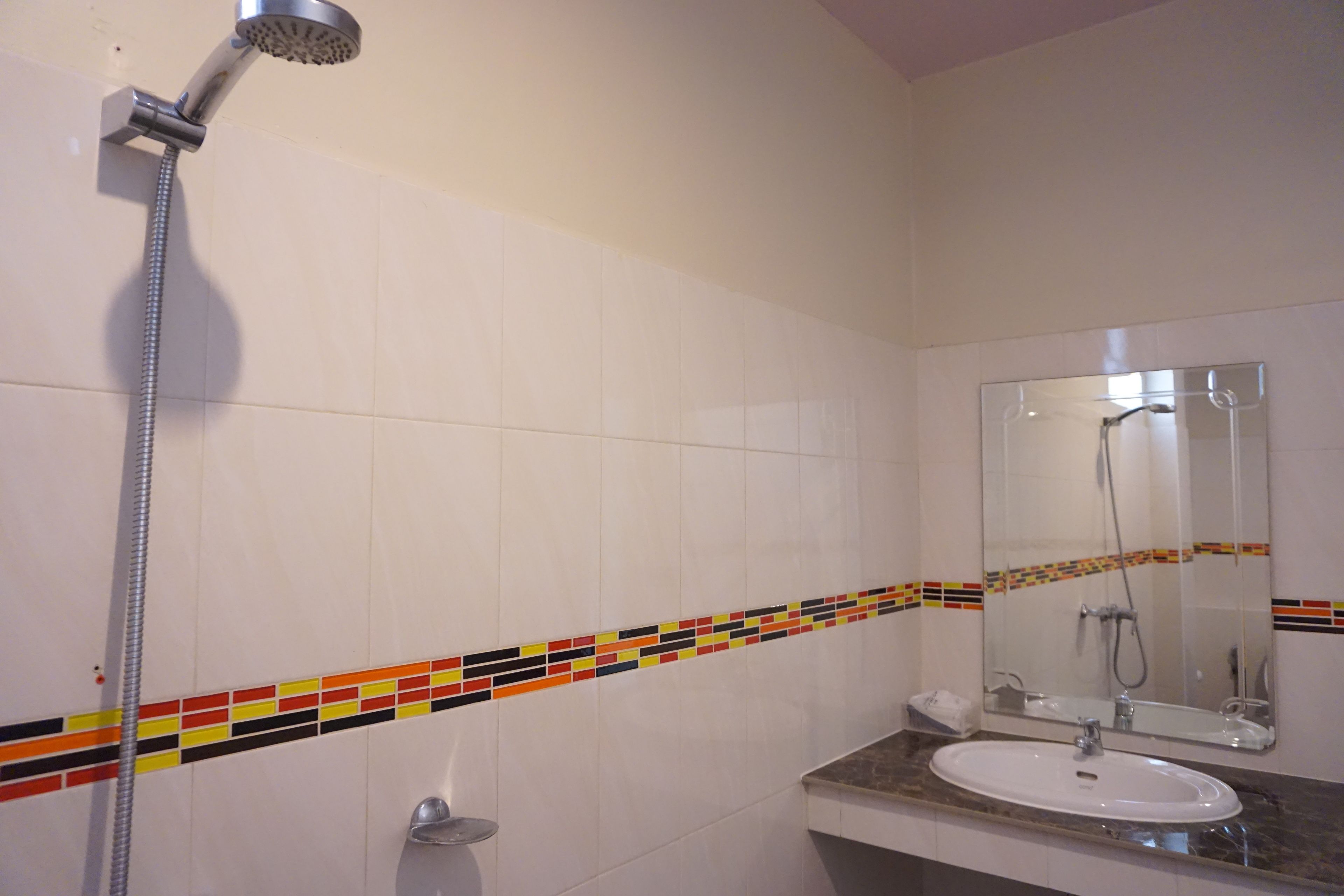 superior double room | bathroom | combined shower/bathtub, deep-soaking bathtub, free toiletries, towels