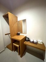 Un baño de madera pequeño y acogedor con lavamanos, espejo y repisas con artículos de tocador.