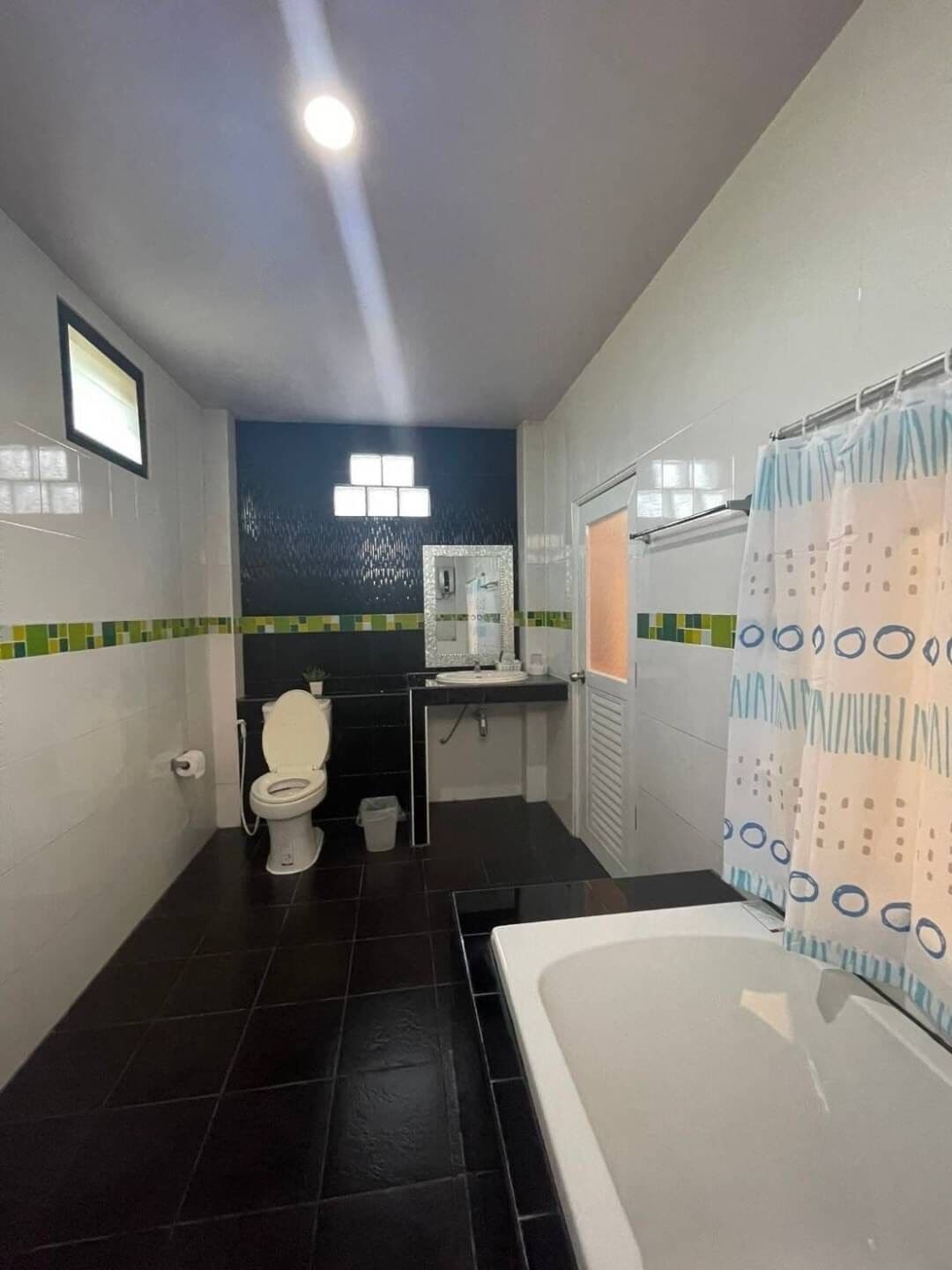 superior double room | bathroom | combined shower/bathtub, deep-soaking bathtub, free toiletries, towels