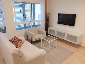 TV, books - Apartamento Sarah 2B, 2min to the beach and promenade, central and quiet. Free WIFI (Morro Jable)