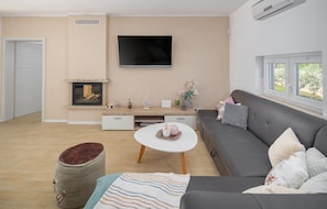 TV, fireplace - Lovely home in Marici with sauna (Marici)