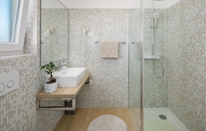 Shower, hair dryer - Lovely home in Marici with sauna (Marici)