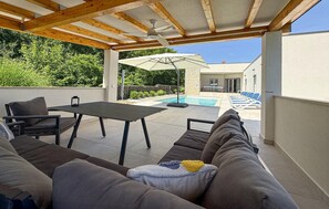 Outdoor dining - Lovely home in Marici with sauna (Marici)