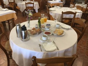 Free daily continental breakfast - Restaurante Pensión Mariola (Agres)