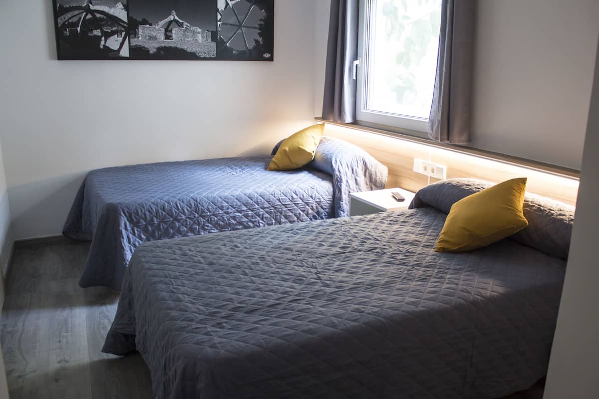 Cortinas blackout, wifi gratis y ropa de cama