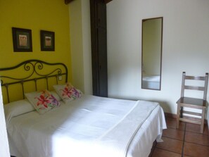Single Room, 1 Double Bed | Bathroom | Free toiletries, hair dryer - Hotel Rural La Pista (Cangas del Narcea)