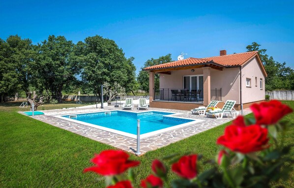 Pool - Beautiful home in Vodnjan with kitchen (Vodnjan)