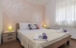 2 bedrooms, in-room safe, free WiFi, bed sheets - Awesome home in Vodnjan (Vodnjan)