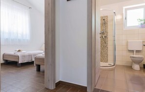 Bathtub - Beautiful home in Vodnjan with kitchen (Vodnjan)