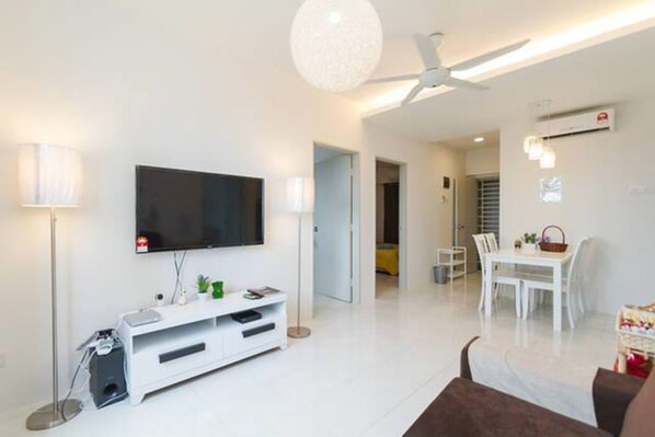 Living room - Erskine Holiday Home near Gurney (George Town)