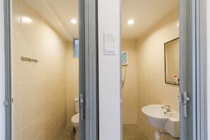 3-Bedroom Apartment | Bathroom | Shower, free toiletries, hair dryer, towels