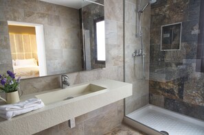 Kamar Double Superior | Kamar mandi | Shower, perlengkapan mandi gratis, pengering rambut, dan handuk