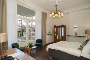 Deluxe Double Room, 2 Bedrooms, Balcony, Garden View | In-room safe, desk, iron/ironing board, free cribs/infant beds - Boutique Hotel De Blauwe Pauw ('s-Hertogenbosch)