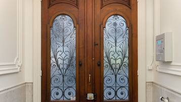 Pintu masuk properti