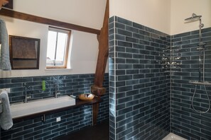 Habitación triple Deluxe, 3 camas individuales | Baño | Amenidades de baño de diseñador, secadora de cabello, toallas 