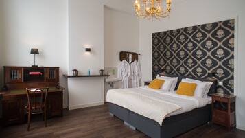 Kahden hengen deluxe-huone (kaksi sänkyä), 2 yhden hengen sänkyä (external private bathroom) | Tallelokero huoneessa, työpöytä, silitysrauta/-lauta