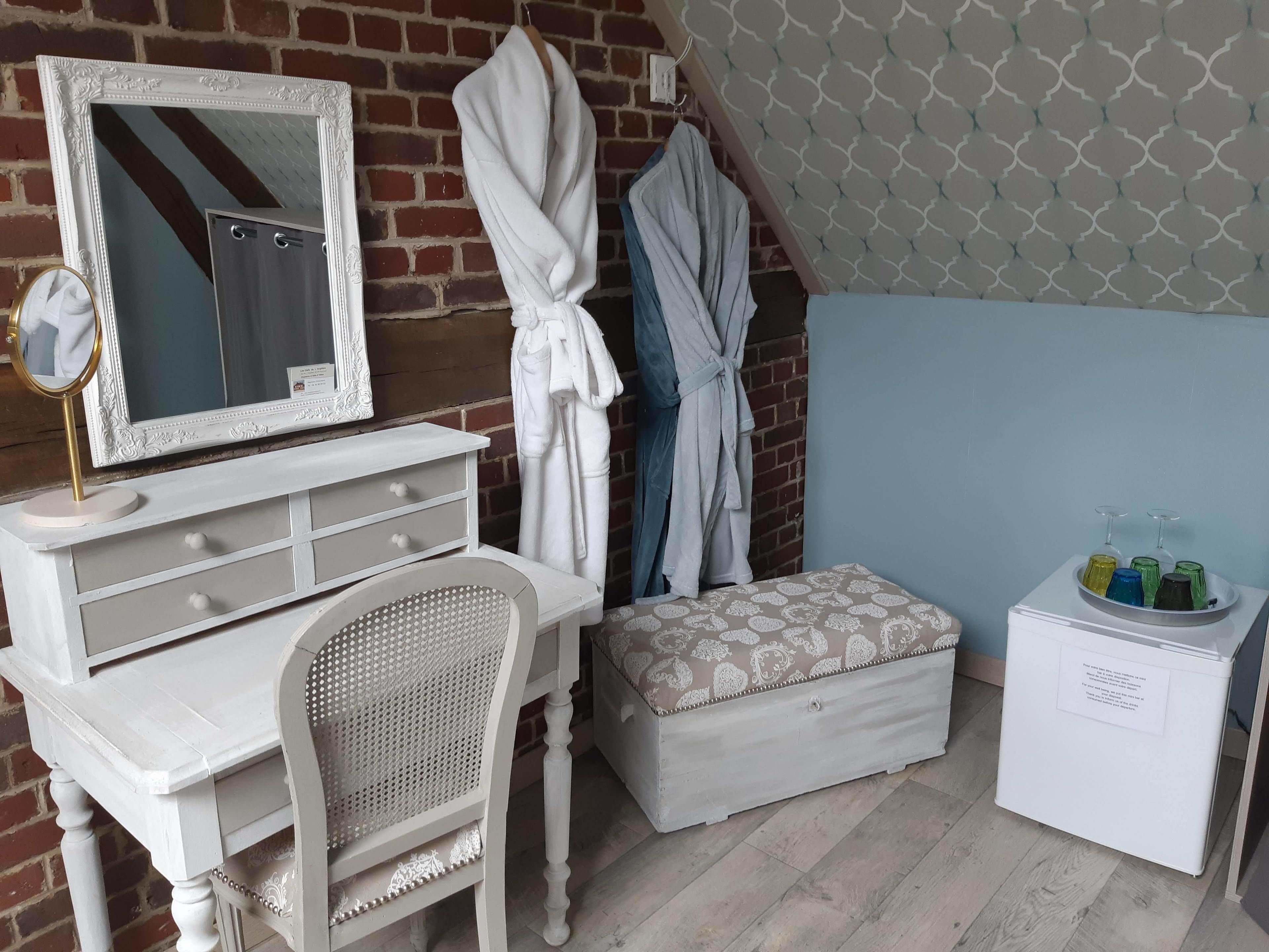 Deluxe Suite, 2 Bedrooms, Jetted Tub, Garden View | In-room dining