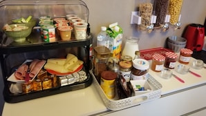 Ein Frühstücksbuffet mit verschiedenen Speisen und Beilagen.