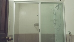 Shower, free toiletries, hair dryer, slippers - The Phans Apartment (Ho Chi Minh City)