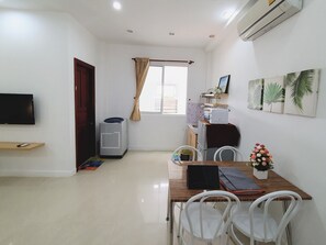 เบสิกสตูดิโอ, 1 ห้องนอน, สูบบุหรี่ได้, ห้องครัว | 1 ห้องนอน, โต๊ะทำงาน, เตารีด/โต๊ะรีดผ้า, Wi-Fi ฟรี