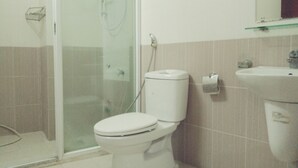 Shower, free toiletries, hair dryer, slippers - The Phans Apartment (Ho Chi Minh City)